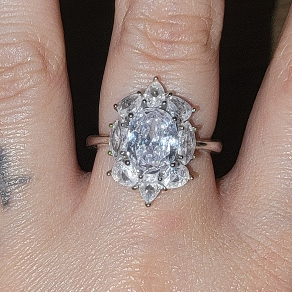 Dillard's Silver Faux Diamond Costume Jewelry Ring Size 7 - Picture 1 of 3